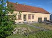 Maison individuelle 7 pièces 139 m². À Montbronn, Nord Sud Immobilier vous propose cette ancienne maison individuelle construite en 1926, offrant de beaux volumes et un fort potentiel après travaux.

Elle se compose au rez-de-chaussée d'une entrée avec dégagement, salon, salle à manger, cuisine, salle de bains, WC indépendant et deux chambres.

À l'étage, vous trouverez un dégagement, trois chambres ainsi qu'un grenier aménageable, idéal pour créer un espace de vie supplémentaire selon vos envies.

La propriété dispose également d'une dépendance attenante comprenant deux garages et un espace de stockage, d'un sous-sol enterré avec une pièce ainsi que d'un terrain plat de 17.38 ares clôturé à l'arrière.

Des travaux de rénovation sont à prévoir.

Les informations sur les risques auxquels ce bien est exposé sont disponibles sur le site Géorisques : www.georisques.gouv.fr

Pour plus d'informations ou organiser une visite, contactez votre agence Nord Sud Immobilier.