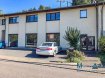 Local commercial Location à Wiltz - 1 150 € L'agence immobilière MaraMax s.àr.l vous propose en location ce commerce (magasin), situé à Wiltz.
Le magasin vous offre une surface commerciale de +/- 159.52 m2 et se compose comme suit:
Au rez-de-chaussée:
- un show-room d'une surface de +/- 83.81 m2 avec installation sanitaire et des luminaires.
A l'entresol:
- un bureau avant climatisé d'une surface de +/- 37.12 m2, équipé d'une cuisine et des luminaires,
- un bureau arrière climatisé, d'une surface de +/- 23.59 m2, équipé de placards intégrés et des luminaires,
- archive/débarras sans fenêtre d'une surface de +/- 15 m2.
A l'extérieur:
- 2 parkings privatifs (peuvent être marqués ou fermés pour propres besoins).
Pour plus d'informations par rapport à ce local commercial, n'hésitez pas à nous contacter.