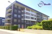 Appartement Location 2 chambres à Luxembourg-Kirchberg - 2 200 € New Keys vous propose à la vente ce bel appartement de +/- 84m2, situé à proximité immédiate de toutes les commodités: arrêt de bus, hôpital, écoles, commerces, supermarchés et principaux employeurs du Kirchberg ( rue d'Avalon).
A la fois très lumineux et fonctionnel, l'appartement se trouve au 2ième étage avec ascenseur. Il se compose comme suit :
- Grande pièce à vivre de 32 m2
- Cuisine ouverte et équipée
- 2 Chambres (+/-15 et +/- 12 m2)
- WC séparé
- Une salle de bain avec baignoire
Pour compléter ce bien, vous disposez d'une cave. En commun, vous profitez d'une buanderie.
Pour plus d'informations et /ou visites, veuillez nous contacter au 27 99 86 23 ou par email à l'adresse info@newkeys.lu