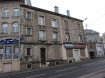 Immeuble de rapport Vente à Longlaville - 230 000 € Immeuble de rapport composé d'un studio au rez-de-chaussée, d un appartement T5 avec 3 chambres et terrasse au 1er étage, de deux T3 au 2ème (dont un en duplex avec possibilité de créer une 2ème chambre), combles aménageables (possibilité de créer un appartement) et un grand local commercial en rez de chaussée, 1 garage 1 voiture avec appartement T5, caves en sous-sol. L'ensemble sur 2.13 ares. Actuellement les deux t3 et le studio sont loués 1000 euros l'ensemble (baux datant de 2001 donc révisables si achat)), le T5 est vide (possibilité de louer 750€), local commercial vide au rdc. Toiture de 2009 (facture 20000€), façade d'origine, Double vitrage, élec bon état. A moderniser. Plus d'infos sur rdv en agence.