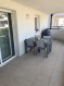 Appartement Vente 2 chambres à Thionville-Élange - 259 000 € Appartement F4 de 85.56 m2 situé au 1er étage d'une résidence récente comprenant entrée avec placard, cuisine équipée ouverte sur séjour-séjour (42m²) avec accès terrasse (15.30 m2), cellier/buanderie , salle d'eau avec douche, deux chambres spacieuses avec placards (13.02m²,13.15m²) et WC séparé.
Garage et parking privatifs .
Chauffage individuel par le sol, double vitrage PVC avec volets roulants électriques, isolation par l'extérieur, porte d'entrée blindée.