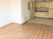 Appartement Vente à Tourcoing - 66 000 € TOURCOING Blanc seau Studio. Idéal investisseur ou première acquisition ! Joli et grand studio, bien situé offrant une belle cuisine équipée ouverte sur le séjour avec beau balcon d'environ 8m², une salle de bain avec douche et wc séparés. Il est équipé du double vitrage d'un chauffage électrique individuel et d'un interphone. Faibles charges !