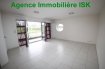 Appartement Location 2 chambres à Leudelange - 1 550 € Leudelange, rue de Cessange 25 , (5 minutes de Gasperich)Lumineux appartement moderne avec Grand living avec baie vitrée avec accès terrasse, grande cuisine complètement équipée ouverte. 2 chambres à coucher avec parquet véritable au sol dont 1 avec salle de douche en suite, et 1 salle de bains, 1 WC séparé. Cave et 1 emplacement de parking intérieurSera disponible le 15 Avril entièrement repeint.Ref agence :916869