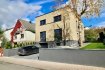 Maison individuelle Vente 5 chambres à Bergem - 1 549 000 € ***SOUS COMPROMIS***
immohub, votre partenaire dans l’immobilier à BERGEM, vous propose en exclusivité cette magnifique maison contemporaine libre de 4 côtés sur un terrain de 5,60 ares. Sise dans un quartier résidentiel calme,
Bergem, est un village charmant de 1535 habitants de la commune de MONDERCANGE.
Agrandie, transformée et rénovée en 2020, cette maison vous offre une surface habitable de 200 m2 / 275 m2 brut.
*** 5 chambres / 3 salles de bain / grand jardin ***
Composition:
RDC:
Hall d’entrée 12 m2
WC séparé 2 m2
Chambre I 14,50m2
Chambre II 14,50 m2 avec salle de douche privative
Double séjour avec cuisine équipée ouverte 46 m2 — sortie terrasse et grand jardin aménagé
R+1:
Hall de nuit 12,50 m2
Chambre I 15,10 m2
Chambre II 15,20 m2
Salle de bain 6,20 m2(lavabo double vasque; douche; WC; sèche serviette)
Suite parentale avec salle de bain privative et garde-robe intégrée 55 m2
R-1:
Garage pour une voiture
Buanderie
Local technique
WC séparé
Réserve
Détails:
Toiture plate isolée 24 cm
Façade isolante
Châssis bicolores de la marque SCHÜCO
Triple vitrage
Volets aluminium électriques
Chambres climatisées
Chauffage au gaz ; chaudière BUDERUS
Electroménager SIEMENS
Cave à vin LIEBHERR
CPE: C / D
Parquet dans les chambres