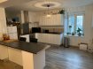 Appartement Location 2 chambres à Longlaville - 1 220 € c.c. A LONGLAVILLE A LOUER UN APPARTEMENT DE 80M² A PROXIMITE DE LA FRONTIERE LUXEMBOURGEOISE ET BELGE.
(A 5 MINUTES EN VOITURE DE LA GARE DE RODANGE).
APPARTEMENT DISPPONIBLE A PARTIR DU 15 NOVEMBRE 2025.
LOYER 1220€.
CHARGES MENSUELLES 30€.
COMPRENANT l'entretien annuel de la chaudière au Gaz et la redevance des ordures ménagères.
DEPOT DE GARANTIE 1220€.
FRAIS D'AGENCE 1250€.
CONSISTANCE ET SITUATION:
Appartement situé au rez-de-chaussée surélevé, bénéficiant d'une entrée indépendante.
Une place de parking privative à l'extérieur devant l'entrée de l'appartement.
Une entrée dégagement, une cuisine équipée ouverte sur le salon salle à manger, un espace bureau, deux chambres, une salle de douche avec un cabinet de toilette.
CHAUFFAGE AU GAZ.
FENETRE DOUBLE VITRAGE EN PVC.