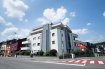 Appartement Vente 2 chambres à Differdange - 430 000 € RE/MAX spécialiste de l'immobilier à Differdange vous propose au premier étage d'une résidence contemporaine un lumineux appartement 74.06m² avec balcon 2.63m² et ascenseur qui se compose comme suite:
- une grande cuisine neuve
- living
- 2 chambres
- salle de douche avec WC
- balcon
- grand débarras
- garage fermer avec télécommande dans le sous-terrain de la résidence
- cave
- buanderie commun
Un appartement dans un quartier dynamique qui est le plus proche possible des transports publiques, autoroutes, supermarchés, stations, restaurants, magasins, boulanger et salon de coiffure.
Ref agence :2234514