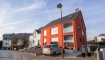 Duplex Location 3 chambres à Sandweiler - 2 650 € LIVINGFORM FORM Real Estate vous propose un magnifique Duplex d’une surface de 170m2 net Habitables, le tout situé dans une citée très calme de Sandweiler.
Le bien dispose de 3 chambres à coucher et d’une petite chambre qui peut servir de Bureau ou de chambre supplémentaire pour un enfant.
Descriptif :
Etage 1
-Salon
-Salle à manger
-Vestiaire
-2 chambres à coucher
-Salle de bains avec WC
-Cuisine entièrement équipée
-Balcon
-WC séparé
Etage2
-Bureau
-Grande chambre Parentale
-Buanderie
-Salle de Douche
Le tout est loué avec 1 emplacement intérieure et une cave privative avec buanderie supplémentaire (privative)
Le duplex possède un jardin commun, le tout situé dans un immeuble Bi-Familiale.
Pour de plus amples informations et pour toute visite, n’hésitez pas à nous envoyer votre demande de contact : info@livingform.lu