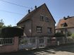 Vente - Maison individuelle à Lingolsheim prix : 197 950 € ATTENTION, CE BIEN EST ACTUELLEMENT SOUS COMPROMIS DE VENTE.
LINGOLSHEIM, maison à rénover 5 pièces d'environ 80 m² habitables sur 3,95 ares.
Le bien est composé au rez de chaussée de 3 pièces, cuisine et WC, à l'étage de 2 chambres et 1 WC. Au sous-sol 1 cave et un garage. Construction de 1958, chauffage gaz de ville, taxe foncière 696 €/an.
Prix honoraires inclus : 197 950 € / Prix hors honoraires : 185 000 € / Commission d'agence TTC : 12 950 € (7% TTC).