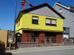 Maison Vente 2 chambres à Pétange - 685 000 € Texte français ci-dessous.
Freistehendes Einfamilienhaus mit Garten in ruhiger Lage unweit von Zentrum in Pétange.
Das Haus befindet sich in einer ruhigen Strasse. Der Vorgarten wurde vor 2 Jahren renoviert und sieht sehr sauber aus. Man betritt das Haus im Erdgeschoss, wo sich eine Eingangshalle mit Einbauschrank und die Garage mit Waschküche befindet. Der hintere Teil wurde ausgebaut zu einem Schlafzimmer, einem Büro und weiteren Räumlichkeiten, die je nach Bedarf als Badezimmer und/oder Küche ausgebaut werden könnten. Im ersten Stock gibt es ein grosszügiges Wohnzimmer mit Balkonzugang ( Westseite, damit viel Sonne ab 12.00 Uhr ), ein Schlafzimmer, ein Badezimmer mit Dusche, eine Küche und einen kleineren Essraum. Im Flur befindet sich die Ausziehleiter für den Speicher, der als Ablage dient. Den Garten kann man durch einen seitlichen Gang am Haus betreten oder direkt durch die hinteren Zimmer des Erdgeschosses. Hier liegt eine überdachte Terrasse und ein sehr schön angelegter Garten mit Gartenhaus. Das Haus befindet sich in einem guten Zustand, die Fenster wurden 2017 ersetzt, die Fassade isoliert und gestrichen, das Dach kontrolliert,
Das Haus steht ca. 500 Meter vom Zentrum Pétange, dem Bahnhof und allen Einkaufsmöglichkeiten ( Cactus ) entfernt. Alle Schulen sind in direkter Umgebung, sowie Restaurants und Sportmöglichkeiten. Der Bus hält vor der Tür, die Autobahn Esch in 300 Meter.
Maison unifamiliale libre de 4 côtés avec jardin en situation calme et à proximité du centre de Pétange.
La maison se situe dans une rue calme. Le jardin de devant a été rénové il y a 2 ans et se présente dans un état propre. Le hall d’entrée avec placard est au rez-de-chaussée à côté du garage et de la buanderie. La partie postérieure a été aménagée en une chambre à coucher, un bureau et des pièces supplémentaires qui, selon besoin, peuvent être affectées comme salle de bains ou/et cuisine. Au premier étage on a un salon spacieux avec accès au balcon (côté ouest, ensoleillé à partir de midi), une chambre à coucher, une salle de bains avec douche, une cuisine et une dinette. Un escalier escamotable vers les combles servant comme débarras se situe au couloir. Le jardin est accessible par un couloir latéral ou directement par les pièces postérieures du rez-de-chaussée. Ici de situe une terrasse couverte et un beau jardin avec abri de jardin. La maison est en bon état, les fenêtres ont été remplacées en 2017, la façade a été isolée et repeinte, la toiture a été contrôlée.
L’immeuble se situe à 500m du centre de Pétange, de la gare et des magasins (Cactus). Toutes les écoles, ainsi que les restaurants et diverses possibilités sportives sont à deux pas. L’arrêt de bus se situe devant la porte et l’autoroute d’Esch est à 300m.