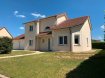 Maison individuelle Vente 3 chambres à Briey - 329 000 € BRIEY: COUP DE CŒUR ! Jolie maison individuelle comprenant une cuisine équipée ouverte sur salon-séjour, 3 chambres possibilité 4 + un bureau, une salle de bains comprenant douche et baignoire, un grand garage motorisé 2 voitures, jardin clôturé avec terrasse 50 m².