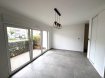 Appartement F2 de 49m2 situé au rez de chaussée d'une résidence récente comprenant entrée avec placard, séjour avec cuisine ouverte équipée (four, plaque induction, hotte aspirante, lave vaisselle, mobilier haut et bas) et accès terrasse. Une chambre, salle de bains (douche extra platre, meuble vasque avec miroir, sèche serviette), WC avec lave mains. Deux parkings extérieurs. La résidence PATTON se trouve à 5 mn à pied de la gare. Double vitrage PVC, volets électriques. Les charges comprennent entretient des communs, eau froide, entretien chaudière et taxe d'ordures ménagères.