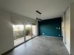 Appartement F2 de 49m2 situé au rez de chaussée d'une résidence récente comprenant entrée avec placard, séjour avec cuisine ouverte équipée (four, plaque induction, hotte aspirante, lave vaisselle, mobilier haut et bas) et accès terrasse. Une chambre, salle de bains (douche extra platre, meuble vasque avec miroir, sèche serviette), WC avec lave mains. Deux parkings extérieurs. La résidence PATTON se trouve à 5 mn à pied de la gare. Double vitrage PVC, volets électriques. Les charges comprennent entretient des communs, eau froide, entretien chaudière et taxe d'ordures ménagères.