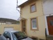 Maison Vente 3 chambres à Knutange - 139 900 € Maison Knutange 4 pièce(s) 3 chambres 80 m2 sous-sol complet. Au sein d'un quartier calmeMaison jumelée d'environ 80 m² habitables entièrement rénovée offrant:-En rdc : hall d'entrée, Cuisine équipée indépendante (11m²), salon( 18m²) , wc.-Au 1er: un dégagement, salle d'eau avec wc , 2 chambres parquetées de 14m² chacune.-Au 2nd : une grande chambre de 30m² au sol (17m² carrez) avec point d'eau et wc.Sous-sol complet comprenant un atelier, une cave de stockage et un coin chaufferie La maison a été entièrement doublée en isolation, Système électrique aux normes, chauffage central au gaz(chaudière viessmann au sol) , ballon d'eau gaz, DV pvc avec volet roulant de 2008.a l'arrière: une petite cour faisant office de terrasse d'agrément.Fa inclus charge vendeurMr Antonoff: 06-52-83-85-07