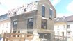 Duplex Vente 1 chambre à Bertrange - 529 000 € Fis Immobilière vous présente un charmant Duplex de 51,35 m2 avec un jardin privatif de 40.57 m2 à l'avant de l'immeuble directement accessible depuis le salon. Ce bien dispose de sa propre entrée principale séparée, comme pour une maison. Idéalement situé à Bertrange dans une maison bi-familiale de deux unités à seulement 5km du Centre-Ville de Luxembourg. Le duplex est composé d'une cuisine ouverte sur le living traversant, d'un WC séparé et d'un débarras pour plus de confort. A l'étage nous retrouvons une spacieuse chambre de 15.27 m2 avec une salle de douche. L'appartement comprend également une cave au sous-sol. L'immeuble est actuellement en cours de construction. La construction sera en classe « AB » avec des panneaux solaires, des fenêtres triples vitrage, chauffage au sol et une ventilation mécanique. Le prix affiché est à 3% de TVA incluse. Garantie d’achèvement / Assurance biennale et décennale N'hésitez pas à nous contacter pour tout complément d'information. +352 621 278 925