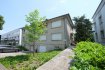 Bureau Location à Bertrange - 3 200 € Bertrange, maison jumelée de 270m2 habitable situé au 39, route de Longwy et à proximité du centre commercial City Concorde, comprenant:
Au RDC: hall d'entrée, séjour avec accès terrasse, cuisine et WC séparé.
Au 1er étage: 4 chambres à coucher, une salle de bains et un WC séparé.
Au sous-sol: Garage pour deux voitures (en fil), cave, buanderie, chaufferie et accès jardin.
Grenier de 55 m2 non aménagé et 2 emplacements extérieurs.
La maison peut également convenir à un espace bureau.
Disponibilité immédiate.
Possibilité de louer uniquement le RDC ou le 1er étage pour un loyer de 1.800€ par mois plus charges. Cuisine et salle de bain communes pour deux sociétés.
Contact et renseignements:
Mme Nassim Toloui
info@parkagence.lu
691 120 478