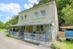 Maison Vente 5 chambres à Dirbach - 475 000 € -- FR --
Maison de 139 m2 avec grange sur un terrain de 1 ha 25 ares
Situation calme et isolée
Rez-de-chaussée:
terrasse couverte devant la maison jardin sur le côté
halle d'entrée, cuisine équipée, living avec poêle danois, bureau avec sortie sur terrasse et jardin sur le côté, 2e living
1er étage:
hall de nuit, 3 chambres à coucher, salle de bains (WC, lavabo, baignoire, raccordement lave-linge)
2e étage:
hall de nuit, 2 chambres à coucher, grenier aménagé (possibilité de faire une chambre à coucher), grenier aménageable
Sous-sol:
cave, chaufferie, réservoir mazout, sortie sur l'arrière, ancienne salle de bains (WC) - débarras
Ancienne grange:
3 garages, atelier, grande pièce de rangement à l'étage, écurie de cheval, maisonnette de jardin, 2 fosses septiques (pas raccordé au canal)
-- DE --
Haus (Wohnfläche 139 m2) mit Scheune auf einem Grundstück von 1ha 25 Ar
Alleinstehendes Haus in ruhiger Lage
Erdgeschoss:
überdachte Terrasse vor dem Haus, seitlicher Garten
Lobby, Einbauküche, Wohnzimmer mit dänischem Ofen, Büro mit Ausgang zur Terrasse und Garten, zweites Wohnzimmer
1. Stockwerk:
3 Schlafzimmer, Badezimmer (WC, Waschbecken, Badewanne, Waschmaschinenanschluss)
2. Stockwerk:
2 Schlafzimmer, ausgebauter Dachboden (Möglichkeit ein Schlafzimmer einzurichten), ausbaufähiger Dachboden
Untergeschoß:
Keller, Heizraum, Heizöltank, Ausgang zum hinteren Teil des Hauses, ehemaliges Badezimmer (WC) - Abstellraum
Ehemalige Scheune:
3 Garagen, Werkstatt, großer Lagerraum im Obergeschoss, Pferdestall, Gartenhäuschen, 2 Klärgruben (nicht am Kanal angeschlossen)
Ref agence :6812