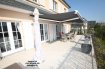 Maison mitoyenne Location 4 chambres à Steinsel - 3 850 € Maison de Maître splendide situation idéale an de Bongerten Steinsel-Müllendorf Double lving en L avec feu ouvert, cuisine récente entièrement équipée, salle à manger avec accés grande terrasse, hall avec placards, WC sép.A l'étage : Master Bedroom avec salle de bains (Baignoire et douche) en annexe, 3 chambres à coucher et 1 salle de bains récente.Caves et 2 garages, buanderie, cave à vin.Emplacements extérieurs, accès direct maison de derrière, accés terrasses au jardin (entretenu) et remise pour meubles de jardin etc.Libre pour aout 2018Ref agence :916868