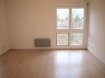 Appartement Location 1 chambre à Saint-Louis - 590 € c.c. F2 de 40 m² à louer à St Louis . Au centre-ville, proche de la gare et du bus vers Bâle, situé au 2e étage d'une résidence des années 1990, ce F2 de 40m² comprend: une entrée, un salon-séjour, une cuisine équipée (four, plaques, hotte, frigo et lave-linge) avec balcon, une chambre, une salle de bains avec baignoire et WC, cave. Chauffage et eau chaude individuels électrique. Appartement rénové en 2015 et en très bon état. Disponible de suite