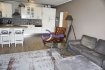 Appartement Vente 2 chambres à Roeser - 575 000 € New Keys vous propose ce bel appartement 2 chambres, idéalement situé à Peppange dans la commune de Roeser.
Au 3e étage d'une copropriété très bien entretenue datant de 2003, l'appartement se présente de la manière suivante :
- Hall d'entrée
- Cuisine équipée ouverte sur le living avec accès balcon
- 2 chambres
- 1 salle de douche (avec WC)
- 1 WC séparé
- 2 balcons (niveau salon et chambre)
Pour compléter ce bien, vous profiterez d'un emplacement intérieur, d'une cave, ainsi que d'un magnifique jardin commun à l'arrière de la résidence.
Proche de toutes commodités (Gare de Berchem et de Bettembourg en 5 minutes en voiture avec parking P+R).
Pour plus d'informations et/ou visites, veuillez nous contacter au 27 99 86 23 ou par e-mail à l'adresse info@newkeys.lu
Les prix s'entendent frais d'agence de 3 % TVA 17 % inclus dans le prix et payable par le vendeur.
Nous recherchons en permanence pour la vente et pour la location,
des appartements, maisons, terrains à bâtir etc pour notre clientèle déjà existante.
N'hésitez pas à nous contacter si vous avez un bien pour la vente ou la location.
Estimation gratuites.