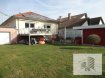 Bungalow Vente 3 chambres à Bascharage - 861 000 € Bungalow, libre de quatre côtés, avec une surface habitable d’environ 170 m2, érigée sur un terrain de 6,38 ares et composée comme suit :
Rez-de-chaussée : hall d'entrée, WC séparé, Salon/salle à manger, grande cuisine équipée avec accès à la terrasse et au jardin, salle de bain, une chambre et un bureau.
1ier étage : hall de nuit, deux chambres à coucher, un WC séparé.
Sous-sol : buanderie, plusieurs caves dont une avec sauna, WC séparé avec raccords douche, garage pour 2 voitures en enfilade, chaufferie.
Extérieur : terrasse, un grand jardin avec cabane en bois, garage et 2 emplacements.
Équipements : Panneaux solaires.
La maison se trouve dans un quartier strictement résidentiel. Commerces, écoles et crèches à proximité. Bonne connexion au réseau de transports publics. Accès facile au distributeur d’autoroutes.
Pour tous renseignements supplémentaires ou pour prendre rendez-vous pour une visite, veuillez nous contacter par téléphone au (+352) 691 400 705 ou 691 400 706 ou par mail : info@17b.lu