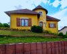 Maison Vente 4 chambres à Merten - 399 000 € Maison individuelle sur sous-sol complet. Magnifique maison à rotonde au coeur d'un calme village composée, au rez-de-chaussée d'une entrée, de trois chambres, d'un double séjour, d'une cuisine individuelle aménagée équipée avec cellier donnant accès sur la terrasse, d'une salle d'eau avec douche, d'un wc.A l'étage d'un grand salon de détente-bibliothèque, d'un bureau, d'une chambre, d'une salle vidéo-photo, d'une salle d'eau avec douche et wc.Au sous sol un garage double entrée motorisée pouvant accueillir quatre véhicules, un bar, une cuisine d'été, une chaufferie, une cave à vin.Cette propriété bénéficie d'un grand jardin arboré avec arbres fruitiers et un bassin.