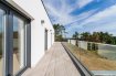 Maison individuelle Vente 4 chambres à Graulinster - 1 275 000 € *** À VOIR ABSOLUMENT ***
RE/MAX FORUM, spécialiste de l'immobilier à GRAULINSTER (commune de Junglinster), vous propose à la vente cette magnifique maison contemporaine située dans un cul-de-sac et en hauteur. Ce site offre une vue exceptionnelle ainsi que beaucoup d'ensoleillement sur un domaine de +- 53,35 ares et comprenant:
RDC : un grand hall accueillant et vitrée avec un coin vestiaire et WC séparé, un splendide living de +- 75 m2 avec un accès sur une terrasse orientée plein sud de +- 40m2 et un jardin avec une vue imprenable, une cuisine équipée séparée par une paroi en verre avec portes coulissantes, un local technique / cellier, un garage pour 2 voitures d'une surface de +- 41m2, ainsi que trois parkings extérieurs privatifs.
Étage +1 : un hall de nuit, quatre chambres à coucher dont une suite parentale avec une très grande salle de bains avec une douche italienne, un jacuzzi, deux lavabos, un WC et un bidet, une salle de douche avec WC avec une grande terrasse privé à l'arrière du bâtiment. Trois chambres à coucher donnent sur une grande terrasse de +- 27m2 avec une vue imprenable sur la vallée.
CHAUFFAGE AU SOL sur toute la surface habitable
PEINTURE intérieure achevée
Très belle propriété à vendre sur un terrain d'une surface totale de 50 ares. Le terrain est en partie boisé de pins.
A Graulinster (commune de Junglinster) à 10 minutes de l'accès autoroute et à 15 minutes de Luxembourg-ville.
Possibilité d'acquérir un terrain à bâtir adjacent d'une superficie de +-18 ares au prix de 550.000 '
Ref agence :Graulinster
