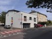 Immo Losch vous propose à la location ce local commercial ou espace de bureaux idéalement situé au 22, rue des Remparts à Echternach, en face de l'Hospice Civil d'Echternach. Grâce à son excellente visibilité et à sa situation centrale, ce bien conviendra parfaitement à une profession libérale, un cabinet médical ou paramédical, une société de services ou encore une activité administrative.

Situé au rez-de-chaussée d'un immeuble de seulement quatre unités, entièrement rénové entre 2016 et 2017, ce local développe une surface de 66,43 m² offrant un environnement de travail moderne, lumineux et fonctionnel.

L'aménagement actuel permet de disposer de cinq à six espaces de travail, facilement adaptables selon les besoins de votre activité. Un coin cuisine ou espace de repos permet d'offrir un cadre de travail agréable aux collaborateurs, tandis que le bloc sanitaire comprend deux WC séparés.

Les prestations techniques sont de qualité avec des fenêtres en PVC à triple vitrage, équipées de stores électriques, garantissant un excellent confort thermique et acoustique.

Le mobilier actuellement présent peut être repris, en tout ou en partie, selon les besoins du futur locataire, permettant une installation rapide et limitant les coûts d'aménagement.

Une localisation stratégique

Situé au cœur d'Echternach, la plus ancienne ville du Luxembourg, ce local bénéficie d'un emplacement recherché. À proximité immédiate du centre-ville, des commerces, des administrations, des restaurants et des transports en commun, il profite également d'un passage régulier grâce à la présence de l'Hospice Civil juste en face. Echternach est un pôle régional dynamique accueillant de nombreux services, professions libérales et entreprises, tout en bénéficiant d'une excellente connexion avec la région de Mersch, Junglinster ainsi que la frontière allemande.

Ce bien constitue une excellente opportunité pour toute entreprise souhaitant s'implanter dans un environnement professionnel de qualité, au sein d'une commune dynamique et attractive.

Pour tout renseignement complémentaire ou pour organiser une visite, n'hésitez pas à contacter Immo Losch :
 +352 26 53 26 11
 info@immolosch.lu

 ---------- 
Immo Losch bietet Ihnen an, diesen Gewerberaum oder Büroraum in der ideal gelegenen Adresse 22, rue des Remparts in Echternach, gegenüber dem Bürgerhospiz von Echternach zu mieten. Dank seiner hervorragenden Sichtbarkeit und seiner zentralen Lage eignet sich diese Immobilie perfekt für eine freie Berufstätigkeit, eine Arzt- oder paramedizinische Praxis, ein Dienstleistungsunternehmen oder eine administrative Tätigkeit.

Im Erdgeschoss eines Gebäudes mit nur vier Einheiten, das zwischen 2016 und 2017 vollständig renoviert wurde, bietet dieser Raum eine Fläche von 66,43 m² und eine moderne, helle und funktionale Arbeitsumgebung.

Die aktuelle Raumaufteilung ermöglicht fünf bis sechs Arbeitsplätze, die je nach Bedarf leicht angepasst werden können. Eine Küchen- oder Ruhezone sorgt für ein angenehmes Arbeitsumfeld für die Mitarbeiter, während der Sanitärblock zwei separate WCs umfasst.

Die technischen Anlagen sind von hoher Qualität, mit PVC-Fenstern mit Dreifachverglasung, die mit elektrischen Jalousien ausgestattet sind, und garantieren einen hervorragenden thermischen und akustischen Komfort.

Die derzeitige Möblierung kann je nach Bedarf des zukünftigen Mieters ganz oder teilweise übernommen werden, was eine schnelle Einrichtung ermöglicht und die Einrichtungs kosten begrenzt.

Strategische Lage

Im Herzen von Echternach gelegen, der ältesten Stadt Luxemburgs, profitiert dieser Raum von einer begehrten Lage. In unmittelbarer Nähe zum Stadtzentrum, Geschäften, Behörden, Restaurants und öffentlichen Verkehrsmitteln gelegen, profitiert er auch von regelmäßigem Durchgangsverkehr, da die Bürgerhospiz direkt gegenüber liegt. Echternach ist ein lebendiges regionales Zentrum mit vielen Dienstleistungen, freien Berufen und Unternehmen, das gleichzeitig über eine ausgezeichnete Anbindung an die Regionen Mersch, Junglinster sowie die deutsche Grenze verfügt.

Diese Immobilie stellt eine hervorragende Gelegenheit für jedes Unternehmen dar, das sich in einem hochwertigen professionellen Umfeld ansiedeln möchte, in einer dynamischen und attraktiven Gemeinde.

Für weitere Informationen oder um eine Besichtigung zu vereinbaren, zögern Sie nicht, Immo Losch zu kontaktieren:
 +352 26 53 26 11
 info@immolosch.lu

 ---------- 
Immo Losch offers you this commercial space or office space for rent, ideally located at 22, rue des Remparts in Echternach, opposite the Civil Hospice of Echternach. Thanks to its excellent visibility and central location, this property will be perfect for a liberal profession, a medical or paramedical office, a service company, or an administrative activity.

Located on the ground floor of a building with only four units, entirely renovated between 2016 and 2017, this space has an area of 66.43 m², providing a modern, bright, and functional work environment.

The current layout allows for five to six workspaces, easily adaptable according to the needs of your activity. A kitchenette or resting area provides a pleasant work setting for employees, while the sanitary block includes two separate toilets.

The technical features are of high quality with PVC triple-glazed windows, equipped with electric blinds, ensuring excellent thermal and acoustic comfort.

The furniture currently present can be taken over, in whole or in part, according to the needs of the future tenant, allowing for quick installation and reducing renovation costs.

A strategic location

Located in the heart of Echternach, the oldest city in Luxembourg, this space benefits from a sought-after position. In immediate proximity to the city center, shops, administrations, restaurants, and public transportation, it also benefits from regular passage thanks to the presence of the Civil Hospice right in front. Echternach is a dynamic regional hub hosting numerous services, liberal professions, and businesses, while enjoying excellent connectivity with the Mersch, Junglinster region, and the German border.

This property is an excellent opportunity for any company wishing to establish itself in a high-quality professional environment within a dynamic and attractive municipality.

For further information or to organize a visit, do not hesitate to contact Immo Losch: +352 26 53 26 11 info@immolosch.lu