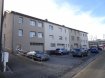 Appartement Location 2 chambres à Luxembourg-Kirchberg - 1 640 € Text français ci-dessous. English translation below
Das Appartement befindet sich in sehr ruhiger und zentraler Lage in Kirchberg, unweit der Europäischen Institutionen. Es ist mit hochwertigen Möbeln ausgestattet und verfügt über eine Waschmaschine/Trockner Kombination.
Das Appartement liegt in einer sehr ruhigen Sackgasse nur einige Schritte von dem Batiment Jean Monnet entfernt.
Es umfasst 2 Schlafzimmer, ein Badezimmer mit Dusche, eine offene, moderne Küche, sowie Wohn/Esszimmer und ein Abestellraum . Die Wohnung hat eine eigene Gasheizung für Warmwasser und Heizung. Im Eingangsflur gibt es ein Videophone. Vor der Residenz stehen Parkplätze nur für die Bewohner zur Verfügung. Hinter dem Gebäude liegt ein gemeinschaftlicher Garten mit Sitzgelegenheiten für alle Mieter. Eine Garage oder Stellplatz im Inneren kann für 125 Euro gemietet werden
Die meisten Institutionen des Kirchbergs sind in wenigen Minuten erreichbar, die Bushaltestelle