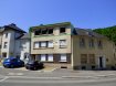 Appartement Vente 2 chambres à Kopstal - 495 000 € -- FR --
SCHAUS Immobilier vous propose à la vente cet appartement d'une surface d'environ 82m2, qui se trouver au deuxième et dernier étage d'une petite résidence de trois unités.
L'entrée dans l'appartement se fait par un grand hall d'entrée permettant d'accéder aux pièces décrites ci-dessous :
- Le salon/salle à manger très lumineux d'une surface d'environ 25m2.
- La cuisine séparée.
- Le WC séparé.
- La salle de bains avec fenêtre.
- Deux belles chambres ( - 12m2 et - 14m2).
L'offre est complétée par une cave et une buanderie au sous-sol, un emplacement de parking se trouve devant le bâtiment.
En ce qui concerne les équipements techniques, précision étant ici faite que l'appartement dispose de fenêtres en double vitrage.
Nous sommes à votre entière disposition pour tout renseignement complémentaire et un rendez-vous de visite.
Ref agence :VA0247