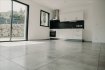 Appartement Location 3 chambres à Didenheim - 995 € c.c. DIDENHEIM sur les hauteurs et au calme, dans une Résidence de STANDING Récente et comprenant 5 Logements.
Venez découvrir cet Appartement F4 de 78m² en Rez de Jardin avec ses prestations haut de gamme.
Vous entrez dans une Pièce de vie Lumineuse de 32m² avec Cuisine Equipée et Ouverte et donnant accès à la Terrasse de 13m².
Vous disposez pour cet Appartement de 3 Chambres de 10 et 11m², d'une Salle de Bain avec Double Vasques et Baignoire et d'un wc séparé.
1 Garage de 20 m² avec accès direct à l'appartement est compris également.
Cet Appartement a son accès individuel et son extérieur cloturé de 180 m².
Vidéo de l'Appartement : https://photos5.pagesimmo.com/068/68Y14710/68Y14710-2323-005.mov