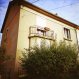 Maison Vente à Montigny-lès-Metz - 221 540 € Exclusivité Immobilière Delarue, A Montigny-Lès-Metz, idéalement situé venez découvrir cette agréable maison offrant de nombreuses possibilités, elle possède 1 garage accessible à l'arrière de la bâtisse, l'un en extérieur sur le terrain en façade pouvant accueillir vélos, motos, et le dernier en sous sol.Ce bien est mitoyen d'un côté, il possède un agréable terrain sans vis à vis, le tout cadastré sur 3a5ca environ'En rdc:Une entrée, une vaste cuisine équipée, 1 salle de bain, vaste espace de vie.à l'étage:3 chambres dont 1 en enfilade, 1 salle de bain avec toilette, 1 pièce de rangement.en comble:Profitez d'aménager encore cet espace supplémentaire en chambre où autre!!Un sous-sol completLe chauffage est au gaz, les menuiseries de 2012.Proximité écoles, commerces et transports en commun.***Le prix de vente est de 221 540 euros, les honoraires sont intégralement à la charge du vendeur.***