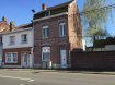 Maison Vente 4 chambres à Wervicq-Sud - 142 000 € WERVICQ-SUD Centre-ville poss 4chs. Jolie maison semi-mitoyenne offrant une déco chaleureuse, offrant un beau séjour avec cheminée , une cuisine équipée, une cave, une terrasse carrelée exposée sud est, ensuite 2 grandes chambres et salle de bain à l'étage et un grenier aménageable en 2 belles chambres. Rare sur le secteur ! En prime, un garage en location à 200m !