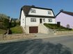 Maison individuelle Vente 3 chambres à Hunsdorf - 875 000 € Maison libre 4 côtés en très bonne état, construction traditionnelle de 1994 sur terrain de 8,23 ares. Comprenant au rez-de-chaussée: Hall d'entrée avec vestiaire, une salle de douche, une cuisine û équipée séparée avec sortie sur la terrasse et le jardin, un débarras, un salon et une salle à manger donnant également accès sur la terrasse et le jardin, 1 chambre à coucher.Premier étage: Hall de nuit 2 chambres à coucher, salle de douche, grenier.Au sous - sol: Spacieux garage disposant de 3 emplacement voitures, chaufferie (entièrement renouvelé en 2016), cave, buanderie.Emplacement extérieur pour 2 voitures.Maison soignée et bien entretenue, offrent un ensoleillement permanent du matin au soir la terrasse et le jardin.Libre au 1 Mars 2019.Passeport énergétique en cours de réalisation.Ref agence :LHCVST60