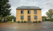 Maison Vente 3 chambres à Troine-Route - 420 000 € -- FR --
Maison partiellement rénové de - 180 m2
Terrain aménagé de 27,93 ares
rez-de-chaussée: appartement de -75 m2 avec entrée par devant:
hall
living
cuisine équipée - salle à manger
salle de douche
2 chambres à coucher
1er étage: appartement de -100 m2 avec entrée sur le côté:
cuisine équipée - salle à manger
living - coin bureau
salle de douche
1 chambre à coucher
grenier aménageable
maisonnette de jardin / atelier rangement
ancienne grange / garage stockage
conteneur de 6m et 12m pour stockage
annexe derrière la maison - chaufferie / buanderie
aspects techniques:
2 cuisines équipées de 2016
toit isolé et refait en 2017
chaudière mazout de 2017
fenêtres double vitrage de 2016
-- DE --
teilweise renoviertes Haus mit - 180 m2
Grundstück: 27,93 Ar (2.793 m2)
Erdgeschoss: Wohnung mit - 75 m2, Eingang auf der Vorderseite:
Flur
Wohnzimmer
Einbauküche - Esszimmer
Bad mit Dusche
2 Schlafzimmer
1. Stock: Wohnung mit - 100 m2, Seiteneingang:
Einbauküche - Esszimmer
Wohnzimmer - Büroecke
Bad mit Dusche
1 Schlafzimmer
ausbaubarer Dachboden
Gartenhaus / Werkstatt / Atelier
alte Scheune / Garage mit Lagerraum
Container mit 6m und 12 m für Lagerzwecke
Anbau hinter dem Haus - Heizraum / Waschküche
technische Infos:
2 Einbauküchen von 2016
Dach isoliert und ausgebessert (2017)
Erdölheizung von 2017
Fenster Doppelverglasung von 2016
Ref agence :6855