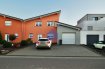 Maison individuelle Vente 3 chambres à Wincheringen - 640 000 € immohub, Ihr Immobilienpartner in Wincheringen (D), bietet Ihnen dieses 2 geschoßige Haus mit Garage und Garten auf einem Grundstück von 4,24 ares in ruhiger Lage an.
Das Objet ist wie folgend aufgeteilt:
EG
-Eingangsbereich / Flur 17,00 m2
-Badezimmer (WC, Dusche, Waschbecken) 4,30 m2
-Küche (Küchengeräte: Bosch , Siemens) 13,00 m2
-Wohn- & Ess- Bereich 42,15 m2 mit Zugang zur Terrasse und Garten
-Terrasse (Südorientiert) 30,00 m2
-Garage 21,15 m2
-Abstellraum 7,00 m2
1OG
-Flur 6,70 m2
-Schlafzimmer I 13,42 m2
-Schlafzimmer II 13,00 m2
-Schlafzimmer III 25,40 m2
-Badezimmer (Bad und Dusche) 12,55 m2
-Heizungsraum (Gasheizung, Buderus) 3,70 m2
Details
-Baujahr : 2010
-Zweifachverglasung / PVC Rahmen / Elektrische Rollläden
-Verfügbarkeit : JULI 2022
-2 Aussen & 1 Innen Stellplatz
-Nutzfläche 147,55 m2
-Gesamtfläche 180 m2