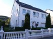 Maison individuelle Vente 4 chambres à Vianden - 690 000 € -- FR --A VIANDEN, dans une rue sans issue et au calme absolue, nous vous proposons en vente cette charmante maison libre des 4 côtés sur un beau terrain de 6,67 ares.Construite en 2001, elle vous offre des beaux espaces et beaucoup de luminosité. Sa surface de +/- 150 m² se répartie comme suit:RDCH : Hall d'entrée, wc séparé avec fenêtre, garage avec une fosse, et un bel espace de vie de +/- 45 m² avec coin cuisine équipée donnant sortie sur une belle terrasse de 18 m² avec une vue dégagée et accès sur le jardin. 1er étage : Hall de nuit desservant 4 chambres à coucher (11m² à 18m²) et une grande salle de bain (double vasque, coin baignoire, wc et 2 fenêtres).Grenier aménageable : possibilité d'aménager en suite parentale (arrivé d'eau installée, nouvelle Velux et toiture isolée).Sous-sol : Chaufferie, buanderie, atelier et 2 caves.2 à 3 emplacements extérieur complètent le tout.Pour information:Façade refaite en 2019, pas d'autres travaux à prévoir !!!Nous restons à votre entière disposition pour touts renseignements complémentaires ou une visite, veuillez contacter le 28.66.39.1. Ref agence :72860