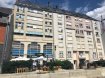 Appartement Vente 2 chambres à Luxembourg-Gare - 690 000 € Newgest vous propose ce bel appartement à double exposition, situé dans une zone centrale à Hollerich. A 2 min de l’autoroute, 5 minutes de la Gare Centrale, 10 minutes du centre-ville, 5 minutes de la Cloche d’Or, vous joindrez rapidement les grands points d’intérêt.
L’appartement donne tout d’abord sur un hall dirigeant sur une partie chambres, puis sur une partie pièces de vie :
- 2 chambres
- Salle de bains
- Cuisine équipée
- Hall
- W.C séparé
N’hésitez pas à me contacter pour votre visite : info@newgest.lu ou Tél: 691125293
