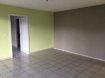 Appartement Location 1 chambre à Thionville-Saint-François - 560 € c.c. Appartement F2 de 46m2 situé au 2ème étage d'une résidence de Standing comprenant entrée avec placard, séjour avec cuisine équipée (four-plaque de cuisson, hotte aspirante, meubles haut et bas) et accès terrasse (15m2), une chambre, salle de bains avec baignoire et meuble vasque miroir, WC.
Double vitrage PVC, chauffage individuel gaz.
Parking extérieur privatif.