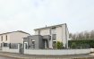 Maison individuelle Vente 3 chambres à Villerupt - 590 000 € Villerupt Jolie maison contemporaine 147m², surface de plancher, 3 chambres, sur parcelle de 435m². Située dans un lotissement en bordure de forêt, je vous invite à me suivre dans la découverte de cette jolie maison contemporaine.À présent, au rez-de-chaussée : découvrons la cuisine ouverte, de belle dimension, très fonctionnelle par sa disposition. Elle vous offrira un accès direct vers l'extérieur, la pièce de vie ainsi que l'ensemble l'ouverture offrant une vue dégagée sur le jardin. Il se dégage de ce lieu beaucoup de convivialité. Vous n'aurez aucun mal à vous projeter en mode détente. Toutes les pièces de vie sont ouvertes et permettent une circulation fluide. Vous apprécierez particulièrement les volumes, la clarté et l'accès vers la terrasse. Une toilette avec lave-mains se trouve également au rez-de-chaussée.Au premier étage, découvrons maintenant la partie dédiée à vos nuits. Commençons par les trois chambres à coucher et sa salle de bain. La disposition est idéale pour une famille. Nous terminerons notre visite par son grand garage de 32m² permettant de stationner deux véhicules à l'intérieur et deux à l'extérieur. Cette maison aux volumes généreux vous séduira par sa disposition, son emplacement et sa luminosité. Vous aurez le sentiment de vivre toute l'année dehors grâce aux nombreuses ouvertures. Il est temps à présent, de découvrir le jardin entretenu, arboré, clôturé et sans vis-à-vis. Nous ferons le tour de celui-ci pour apprécier les espaces généreux, le barbecue et grande terrasse complètent cet espace, ce qui en fait un lieu jovial et de plaisir familial une grande partie de l'année.Pour toutes questions ou demandes d'informations, n'hésitez pas à nous contacter, nous serons toujours à votre service.Agence ELSA'HOME à votre écoute pour la concrétisation de vos projets en toute confiance.