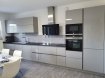 Appartement Vente 2 chambres à Boevange-sur-Attert - 595 000 € Bel APPARTEMENT construit en 2018.
Hall d'entrée, Living + Cuisine équipée, W.C. séparé, Salle de Bains, 2 chambres à coucher, Débarras, Cave, Parking intérieur, Terrasse de 54 m2.
Situation calme et ensolleilée
Etat neuf