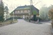 Villa Vente 5 chambres à Senningen - Prix sur demande Belle villa , chaumière, construite dans les années 60, située dans une rue calme de Senningen, à proximité du Château de Senningen, sise sur un terrain de 41,60 Ares.
La maison se compose de :
Sous-sol : Grand garage pour 3 voitures avec un espace supplémentaire pour éventuellement une 4ème voiture. Plusieurs caves, cave à vin, local technique et buanderie.
Rez-de-chaussée :
Grand hall d'entrée avec un WC séparé, cuisine, un grand salon/salle à manger avec feux ouvert et vue sur la partie mezzanine, une pièce utilisable comme dressing ou bureau et une chambre à coucher disposant d'une salle de bain et d'un WC.
L'accès à la grande terrasse orientée plein sud avec vue sur le beau jardin se fait par le salon ainsi que de la chambre à coucher.
1er étage :
3 chambres dont 1 avec salle de bain, WC et un grand espace bureau en mezzanine au-dessus du salon.
A l'extérieur se trouve un grand espace sur l'avant de la maison qui peut accueillir plusieurs voitures.