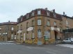 Immeuble de rapport Vente à Nilvange - 169 000 € IMMEUBLE VIDE NILVANGE - 3 appartements - 460 m2. NILVANGE - Immeuble composé de trois étages de 115 m² avec sous sol complet. Au rdc on y trouve un ancien local commercial. Le deuxième étage se compose d'un appartement F5 à rénover. Le dernier étage est un bel appartement F5 actuellement occupé par les propriétaires: double vitrage PVC, chauffage electrique, cuisine équipée, trois chambres, salon/séjour, une grande salle de bains, un wc. L'ensemble, même si une rénovation est necéssaire pour le rdc et le 1er étage, est très propre. DPE D (169) GES A (5). Contacter Daniel Marocchini 06 33 23 33 03