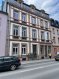 Duplex Location 1 chambre à Ettelbruck - 1 250 € HOME PROJECT SA vous offre en location un joli duplex lumineux de /- 85 m2 au 3ième étage d'une résidence entièrement rénovée offrant hall d' entrée, living avec cuisine équipée ouverte, 1 chambre à coucher, 1 salle de douche avec WC, WC séparé, au 2 ième niveau grand bureau ou chambre à coucher ouvert et cave. 1 emplacement parking intérieur.
Situation à quelques mètres de la zone piétonne avec tous ses magasins, pharmacie, restaurant, écoles.
Disponible: 1 juillet 2021.
Loyer Charges: 1.250€ 180€ = 1.430€
Caution ( 3 mois de loyer charges ): 4.290€
Frais d'agence ( 1 Loyer TVA 17%) :1.462,50€