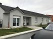 Vente - Maison individuelle à Uckange prix : 262 000 € Maison individuelle F5 de 145 m² sur une parcelle de 5 ares comprenant : Une entrée avec dressing, cuisine équipée, salon séjour de 35 m² avec cheminée, 3 chambres avec dressing, salle de bains équipée avec douche italienne, baignoire et meuble vasque, buanderie carrelée, garage 2 voitures avec porte électrique accès combles. Chauffage gaz au sol, adoucisseur, volets électrique. Visitez virtuellement cette maison sur simple demande.