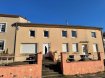 APPARTEMENT. Dans le village très prisé de Oeutrange et proche de l'axe routier vers le Luxembourg 
Appartement de 84 m² situé au rez-de-chaussée surélevé d'une petite copropriété de 3 lots.
Il est composé d'un espace de vie de 41 m² avec cuisine aménagée ouverte sur salon/séjour, deux chambres de 12 m², une salle de bains avec douche de 5.5 m², WC séparé, dégagement et divers rangements.
Chauffage électrique
Double vitrage PVC
Toiture refaite en 2004
Entrée privative
Petite cave commune
Taxe foncière 800 €
Syndic bénévole 150€ annuel
DPE D
IMMODM THIONVILLE
Daniel Marocchini 06 33 23 33 03

Honoraires inclus de  5% TTC  à la charge de l'acquéreur. Prix hors honoraires 170 000 €. Dans une copropriété de 3 lots. Quote-part moyenne du budget prévisionnel 600 €/an. Aucune procédure n'est en cours. Classe énergie D, Classe climat B Montant estimé des dépenses annuelles d'énergie pour un usage standard : entre 1290.00 € et 1780.00 € sur les années 2021, 2022 et 2023 (abonnements compris). Les informations sur les risques auxquels ce bien est exposé sont disponibles sur le site Géorisques : georisques.gouv.fr.