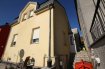Maison individuelle Vente 3 chambres à Dudelange - 455 000 € Maison rénovée comprenant trois chambres a coucher, salon-salle a manger, cuisine équipée, salle de douche et cave.Jardin devant et derrière la maison, annexes à rénover, possibilité d'agrandir la surface habitable.Possibilité de faire un garage.Situation calme, quartier de l'hôpital.Ref agence :DCVSM33