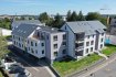 Appartement Location 4 chambres à Eschweiler (Wiltz) - 1 880 € -- FR --
Appartement A2G de - 153 m2
1er étage
hall d'entrée, vestiaire
WC séparé
débarras / technique
living - salle à manger - cuisine ouverte
séjour / bureau / chambre à coucher
1 chambre à coucher avec salle de douche
2 chambres à coucher
salle de bains
terrasse de - 13 m2
cave
parking intérieur
parking extérieur
Loyer: 1880 €
Charges: 250 €
Caution: 3760 €
Agence: 2199,60 €
Classe énergétique : A-A
(triple vitrage, chauffage au sol, VMC double flux, ?..)
_______________________
Wohnung A2G mit - 153 m2
1. Stock
Eingangsbereich mit Garderobe
WC
Abstell-/ Technikraum
Wohn-/Essbereich mit offener Küche
Wohnzimmer / Büro/ Schlafzimmer
1 Schlafzimmer mit eigenem Bad (Dusche)
2 Schlafzimmer
Bad mit Badewanne
Terrasse : - 13 m2
Keller
Innen- und Außenparkplatz
Miete : 1880 €
Nebenkosten: 250 €
Kaution: 3760 €
Agenturkosten: 2199,60 €
Résidence « AM DUERF » in Eschweiler (Gemeinde Wiltz) ist eine Wohnanlage bestehend aus 3 Einheiten mit jeweils 6 Wohnungen (jede mit Terrasse und/ oder Garten).
Energieklasse : A-A
(Dreifachverglasung, Fussbodenheizung, mechanisches Belüftungssystem, ?)
-- DE --
Wohnung A2G mit - 153 m2
1. Stock
Eingangsbereich mit Garderobe
WC
Abstell-/ Technikraum
Wohn-/Essbereich mit offener Küche
Wohnzimmer / Büro/ Schlafzimmer
1 Schlafzimmer mit eigenem Bad (Dusche)
2 Schlafzimmer
Bad mit Badewanne
Terrasse : - 13 m2
Keller
Innen- und Außenparkplatz
Preis :
499.136,04 € inkl. 3% Mwst. (bei Anerkennung durch das Enregistrement)
544.953,00 € inkl. 17 % Mwst.
Résidence « AM DUERF » in Eschweiler (Gemeinde Wiltz) ist eine Wohnanlage bestehend aus 3 Einheiten mit jeweils 6 Wohnungen (jede mit Terrasse und/ oder Garten).
Jede Wohnung wird mit einem Innen- und Aussenparkplatz sowie einem Keller verkauft (in den angegebenen Preisen inbegriffen).
angegebene Preise inkl. 3% Mwst. (bei Anerkennung durch das Enregistrement)
Energieklasse : A-A
(Dreifachverglasung, Fussbodenheizung, Sonnenkollektoren für Warmwasser, mechanisches Belüftungssystem, ?)
VORAUSSICHTLICHE FERTIGSTELLUNG: mitte 2019
Ref agence :B6914