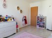 Appartement Vente 2 chambres à Porcelette - 130 000 € Pack'immo vous présente à la vente ce bel appartement de 106m² idéalement situé à proximité de Saint-Avold/Carling (5km) et de la frontière allemande (10km) dans une résidence récente du charmant village lorrain de Porcelette (57890).
Ce logement dispose de 2 chambres et d'une troisième pièce pouvant faire office de bureau ou de cellier par exemple. À cela s'ajoute un vaste séjour ouvert sur une cuisine équipée à l'américaine, une salle de bains spacieuse avec double vasque et un grand balcon accessible depuis le salon.
Le chauffage est au gaz de ville et la chaudière est neuve. De plus l'appartement est doté d'un garage individuel fermé, de 2 places de parking devant la résidence ainsi que d'un petit garde-meuble situé au rez-de-chaussée de la copropriété.
Venez découvrir ce bel appartement dans la paisible commune de Porcelette où il fait bon vivre à proximité des écoles, des commerces, de l'autoroute... À saisir dès maintenant.
Pour plus d'informations appelez-nous au 06-64-67-23-21 ou au 03-87-82-22-85, nous serons ravi de vous faire visiter les lieux.