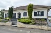 Maison individuelle Vente 5 chambres à Hettange-Grande - 620 000 € L'agence Pack'Immo vous propose au bout d'un lotissement, au calme se dresse cette élégante villa aux amples proportions. Construite dans les années 70 puis entièrement rénovée il y a deux ans, la maison d'une surface de +/- 260m2 propose un aménagement fonctionnel et raffiné tout en harmonie.
Ainsi le rez-de-chaussée s'ouvre sur un grand hall d'entrée qui mène à un très bel espace de vie jouxtant la cuisine équipée. Un bureau, une grande salle de bain avec douche et trois chambres à coucher.
Le sous-sol est également entièrement aménagé et dispose d'une cuisine d'été, d'une salle de douche, d'une salle de fitness, d'une immense cave à vin, de deux chambres avec dressing et permet l'accès au garage 2VL mais surtout à une superbe véranda dont les baies vitrées donnent sur le jardin joliment arboré.
La fonctionnalité du lieu est elle que la maison offre également une dépendance qui peut accueillir les invités ou un atelier.
Des emplacements extérieurs couverts complètent l'ensemble.
Terrain d'une surface de 9,87ares
Jardin orienté sud
Terrasse