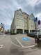 Studio Vente à Bettembourg - 390 000 € LUXPROIMMO vous propose en plein centre de Bettembourg, ce studio entièrement meublé de 51 m² avec balcon, situé au 2e étage avec ascenseur dans une résidence bien entretenue.
Au sous-sol: Cave privée et buanderie commune
Pas d'emplacement de parking